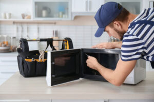 Read more about the article Microwave Oven Troubleshooting and Easy Repairs in Naples, Florida